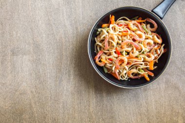 Udon erişte, (karides) karides ve sebze Fry karıştırın. Asya sağlıklı gıda, yemek, wok ahşap arka plan, kopya alanı üzerinde heyecan kızartma.