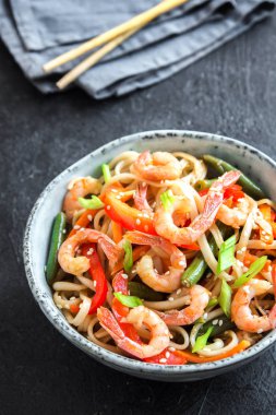 Udon erişte, (karides) karides ve sebze Fry karıştırın. Asya sağlıklı gıda, yemek, kase siyah arka plan, kopya alanı içinde heyecan kızartma.