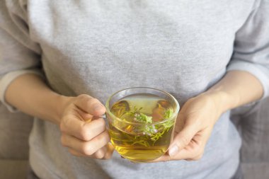 Eller sağlıklı bitki çayı kapa. Genç kız içki bitkisel Kekik çayı.