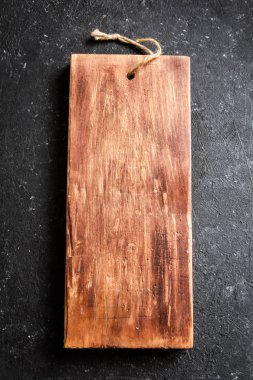 Rustik ahşap kesme tahtası siyah taş zemin üzerine kadar - rustik boş kopya alanı metin için kapatın, öğe tasarım