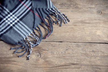 Ahşap arka plan üzerinde gri kareli ekose.