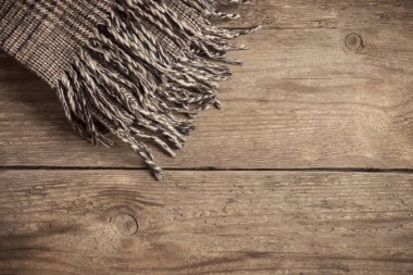 Ahşap arka plan üzerinde kahverengi kareli ekose.