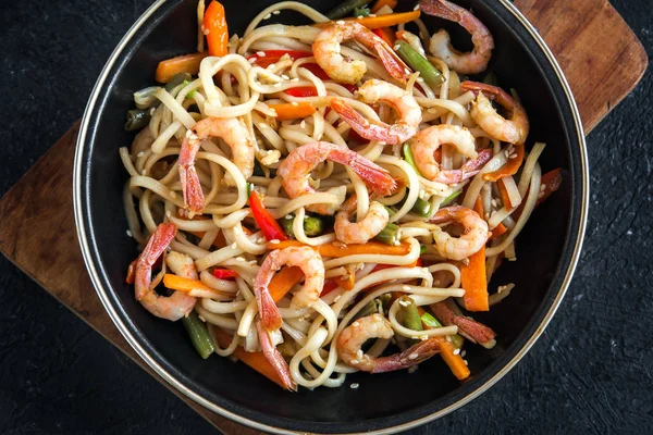 Udon erişte, (karides) karides ve sebze Fry karıştırın. Asya sağlıklı gıda, yemek, wok siyah arka plan, kopya alanı üzerinde heyecan kızartma.