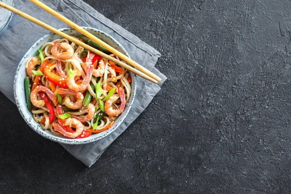 Stek Med Udon Nudlar Räkor Räkor Och Grönsaker Asiatisk Mat — Stockfoto