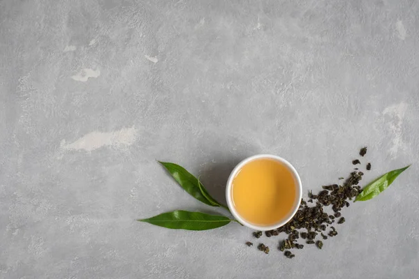 Groene Thee Keramische Cup Droge Groene Oolong Thee Theebladeren Grijze — Stockfoto