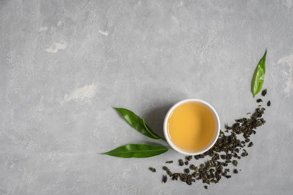 Зелений Чай Керамічній Чашці Сухий Зелений Довгий Чай Чайне Листя — стокове фото