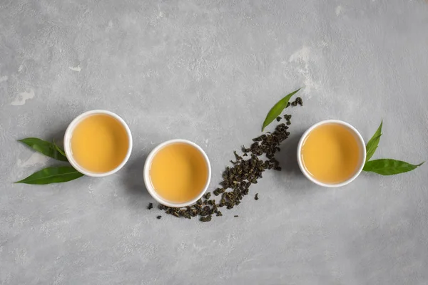 Grönt Keramiska Cup Torr Grön Oolongte Och Blad Grått Stenbord — Stockfoto