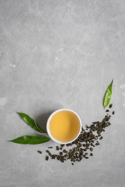 Zielona Herbata Kubek Ceramiczny Suche Zielona Herbata Oolong Liści Herbaty — Zdjęcie stockowe