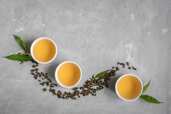 Grönt Keramiska Muggar Torr Grön Oolongte Och Teblad Grått Stenbord — Stockfoto