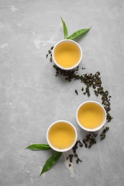 Zielona Herbata Kubki Ceramiczne Suche Zielona Herbata Oolong Liści Herbaty — Zdjęcie stockowe