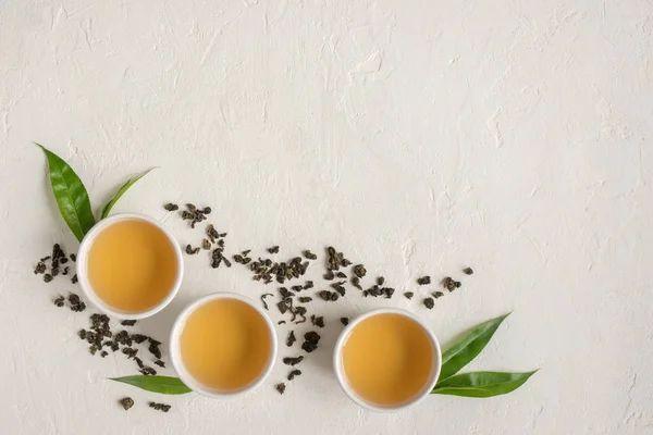 Groene Thee Keramische Bekers Droge Groene Oolong Thee Theebladeren Witte — Stockfoto