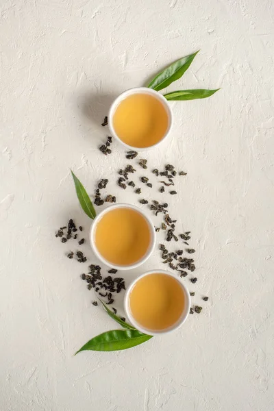 Grüner Tee Keramiktassen Trockener Grüner Oolong Tee Und Teeblätter Auf — Stockfoto