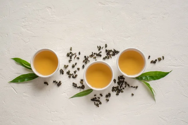 Grüner Tee Keramiktassen Trockener Grüner Oolong Tee Und Teeblätter Auf — Stockfoto