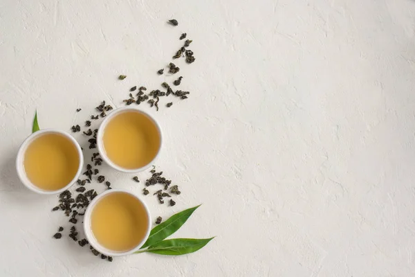 Groene Thee Keramische Bekers Droge Groene Oolong Thee Theebladeren Witte — Stockfoto