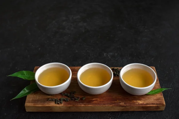 Verde Tazas Cerámica Oolong Verde Seco Hojas Mesa Piedra Negra — Foto de Stock