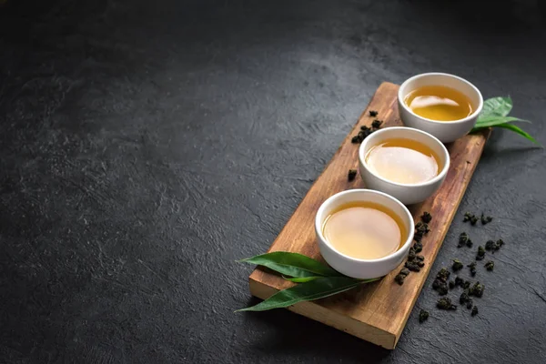 Grüner Tee Keramiktassen Trockener Grüner Oolong Tee Und Teeblätter Auf — Stockfoto