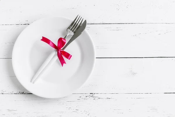 浪漫餐桌设置与白色板材 现代餐具和红色丝带白色木质背景 顶部视图 复制空间 浪漫晚餐 婚礼理念 — 图库照片