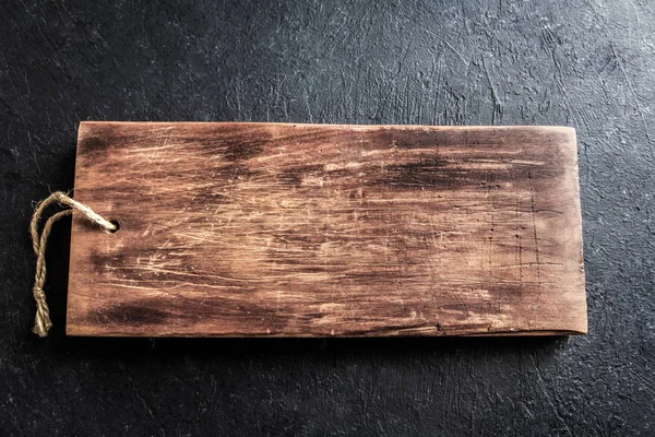 Rustik ahşap kesme tahtası siyah taş zemin üzerine kadar - rustik boş kopya alanı metin için kapatın, öğe tasarım