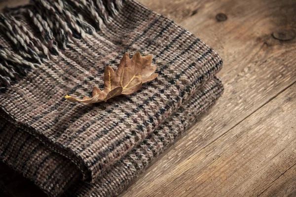 木製の背景に乾燥のオークの葉と茶色のビンテージ格子縞格子縞 — ストック写真