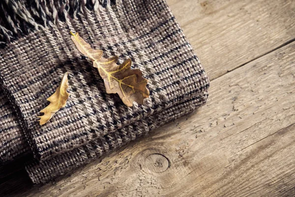 Herfst Bruine Geruite Plaid Met Droge Bladeren Houten Achtergrond — Stockfoto