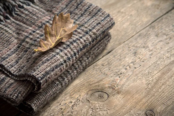 Otoño Tela Cuadros Marrón Con Hoja Seca Sobre Fondo Madera —  Fotos de Stock