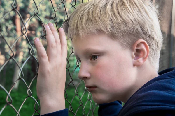 Üzgün Üzgün Oğlum Sinirli Çocuk Çocuk Genç Metal Kafes Yakınındaki — Stok fotoğraf