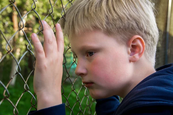 Smutný Naštvaný Frustrovaný Boy Dítě Děcko Teen Poblíž Pletivo Zblízka — Stock fotografie