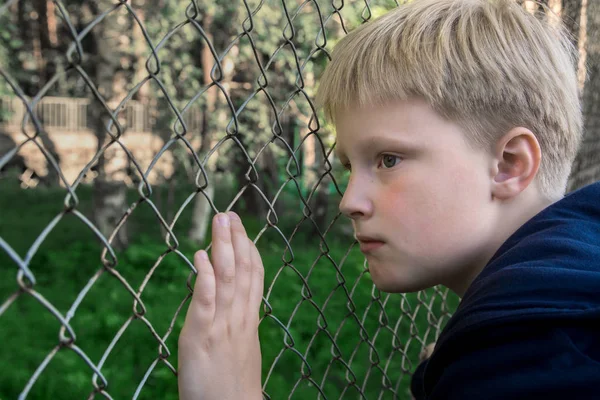 Triste Chateado Menino Frustrado Criança Criança Adolescente Perto Malha Metal — Fotografia de Stock