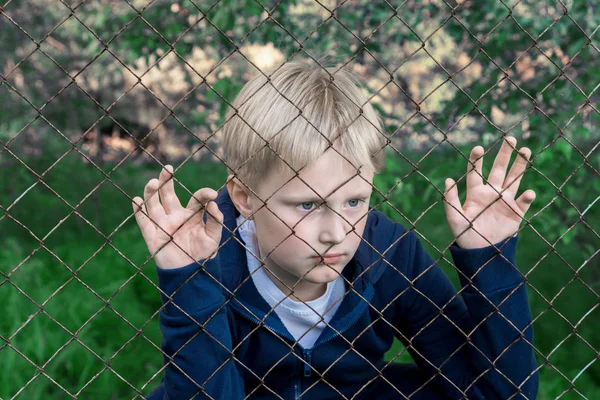 Triste Chateado Menino Frustrado Criança Criança Adolescente Perto Malha Metal — Fotografia de Stock