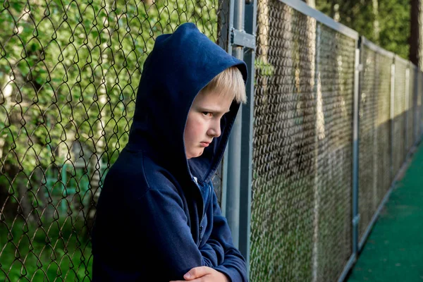 Smutný Naštvaný Frustrovaný Boy Dítě Děcko Teen Poblíž Pletivo Zblízka — Stock fotografie