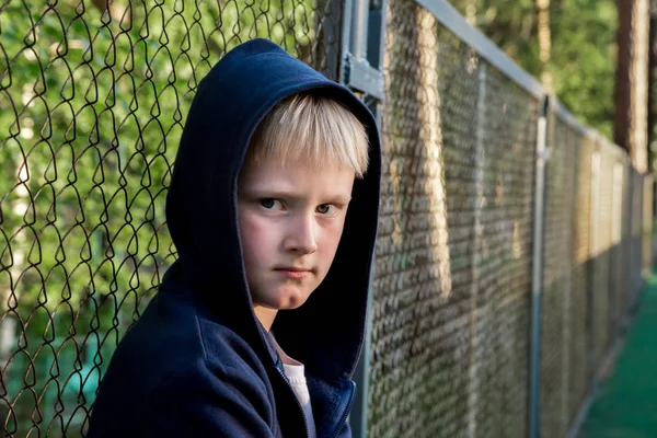 Λυπημένος Αναστατωμένος Απογοητευμένοι Αγόρι Παιδί Παιδί Έφηβος Δημοσια Εσωτερικη Πορτρέτο — Φωτογραφία Αρχείου
