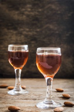 İtalyan likörü Amaretto badem rustik ahşap arka plan, kopya alanı ile