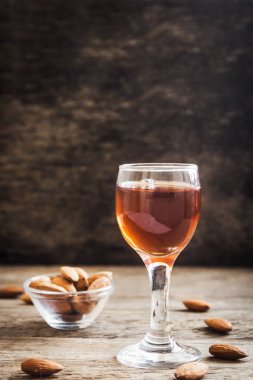 İtalyan likörü Amaretto badem rustik ahşap arka plan, kopya alanı ile