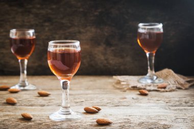 İtalyan likörü Amaretto badem rustik ahşap arka plan, kopya alanı ile