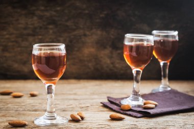 İtalyan likörü Amaretto badem rustik ahşap arka plan, kopya alanı ile