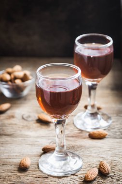 İtalyan likörü Amaretto badem rustik ahşap arka plan, kopya alanı ile