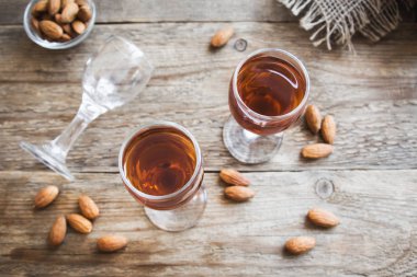 İtalyan likörü Amaretto badem rustik ahşap arka plan, kopya alanı ile