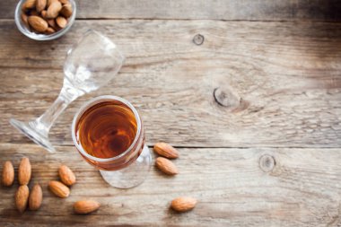 İtalyan likörü Amaretto badem rustik ahşap arka plan, kopya alanı ile