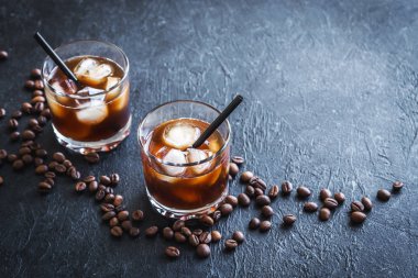 Siyah Rus kokteyl votka ve kahve likörü ile. Ev yapımı alkollü ayyaş siyah Rus İç kopya alanı siyah zemin üzerine.