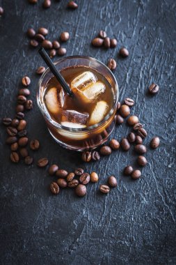 Siyah Rus kokteyl votka ve kahve likörü ile. Ev yapımı alkollü ayyaş siyah Rus İç kopya alanı siyah zemin üzerine.