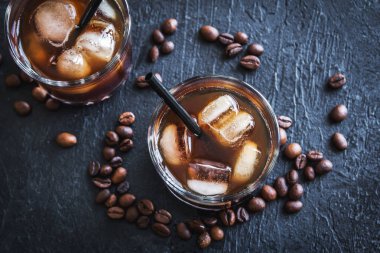 Siyah Rus kokteyl votka ve kahve likörü ile. Ev yapımı alkollü ayyaş siyah Rus iç siyah arka plan üzerine, üstten görünüm.