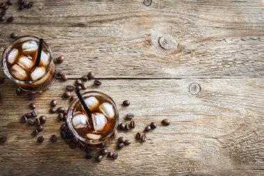 Siyah Rus kokteyl votka ve kahve likörü ile. Ev yapımı alkollü ayyaş siyah Rus iç ahşap zemin kopya alanı üzerine kahve çekirdekleri ile.