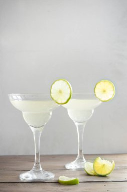 Margarita kokteyl limon ve ahşap masa, kopya alanı buzda. Klasik Margarita kokteyl.