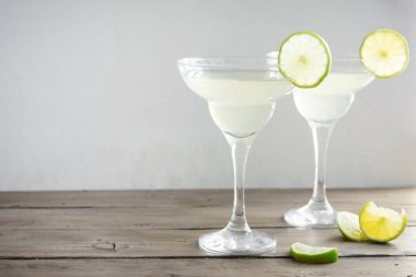 Margarita kokteyl limon ve ahşap masa, kopya alanı buzda. Klasik Margarita kokteyl.