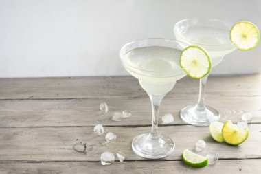 Margarita kokteyl limon ve ahşap masa, kopya alanı buzda. Klasik Margarita kokteyl.