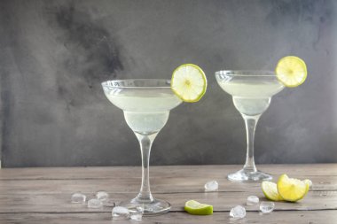Margarita kokteyl limon ve ahşap masa, kopya alanı buzda. Klasik Margarita kokteyl.