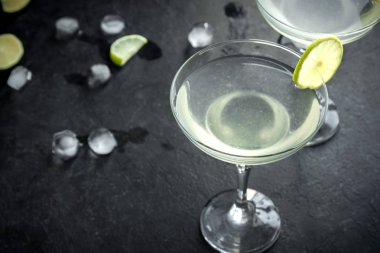 Votka kokteyli. Alkollü kireç ve cin votka siyah arka plan, kopya alanı üzerine.