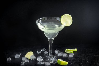 Margarita kokteyl kireç ve kopya alanı siyah taş masada buz ile. Klasik Margarita kokteyl.