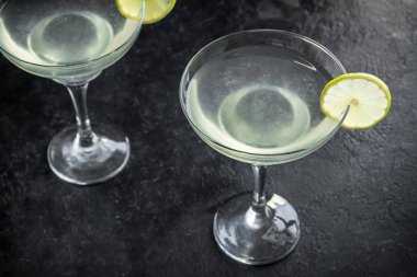 Votka kokteyli. Alkollü kireç ve cin votka siyah arka plan, kopya alanı üzerine.