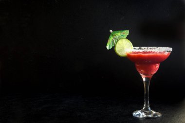 Çilek Margarita siyah taş masada limonlu kokteyl alanı kopyalayın. Dondurulmuş Margarita veya Daiquiry kokteyl.